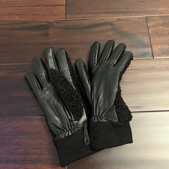 NEW! UGG Black Gloves & Mittens for Stylish Warmth - Picture 6 of 9